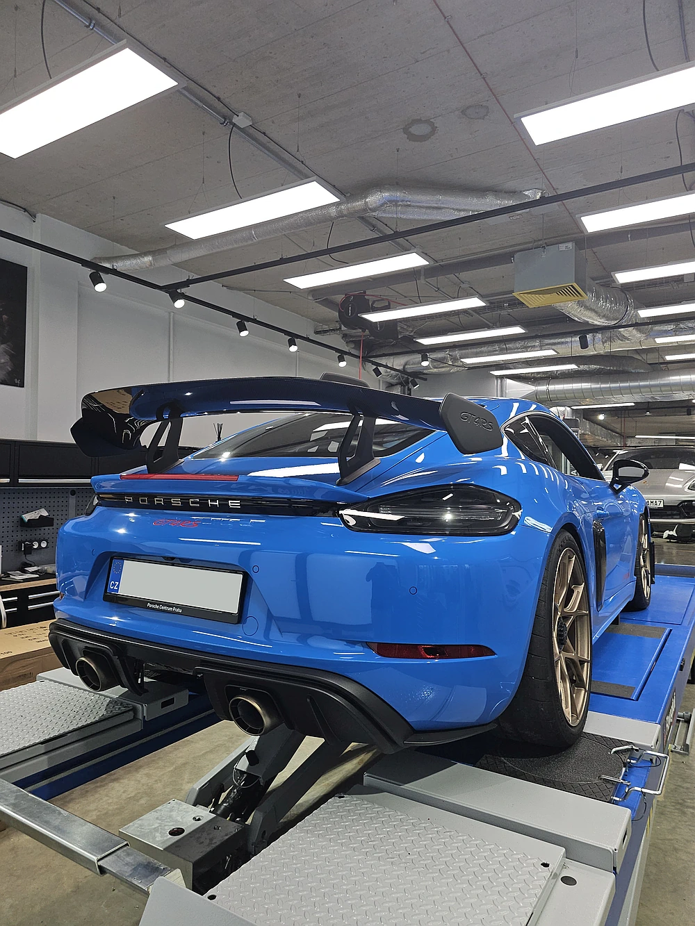 Porsche odstranění klepání od zadní nápravy, servis v IAMWORK
