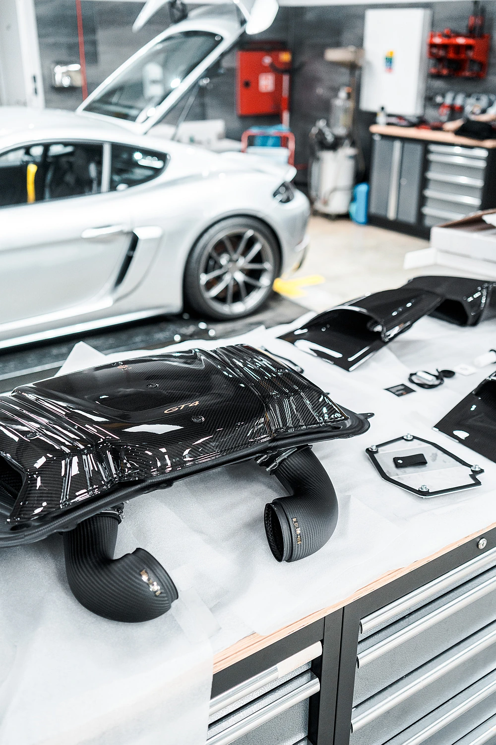 Porsche servis, tuning Gold Leaf Light Performance Parts, polep PPF fólií v IAMWORK