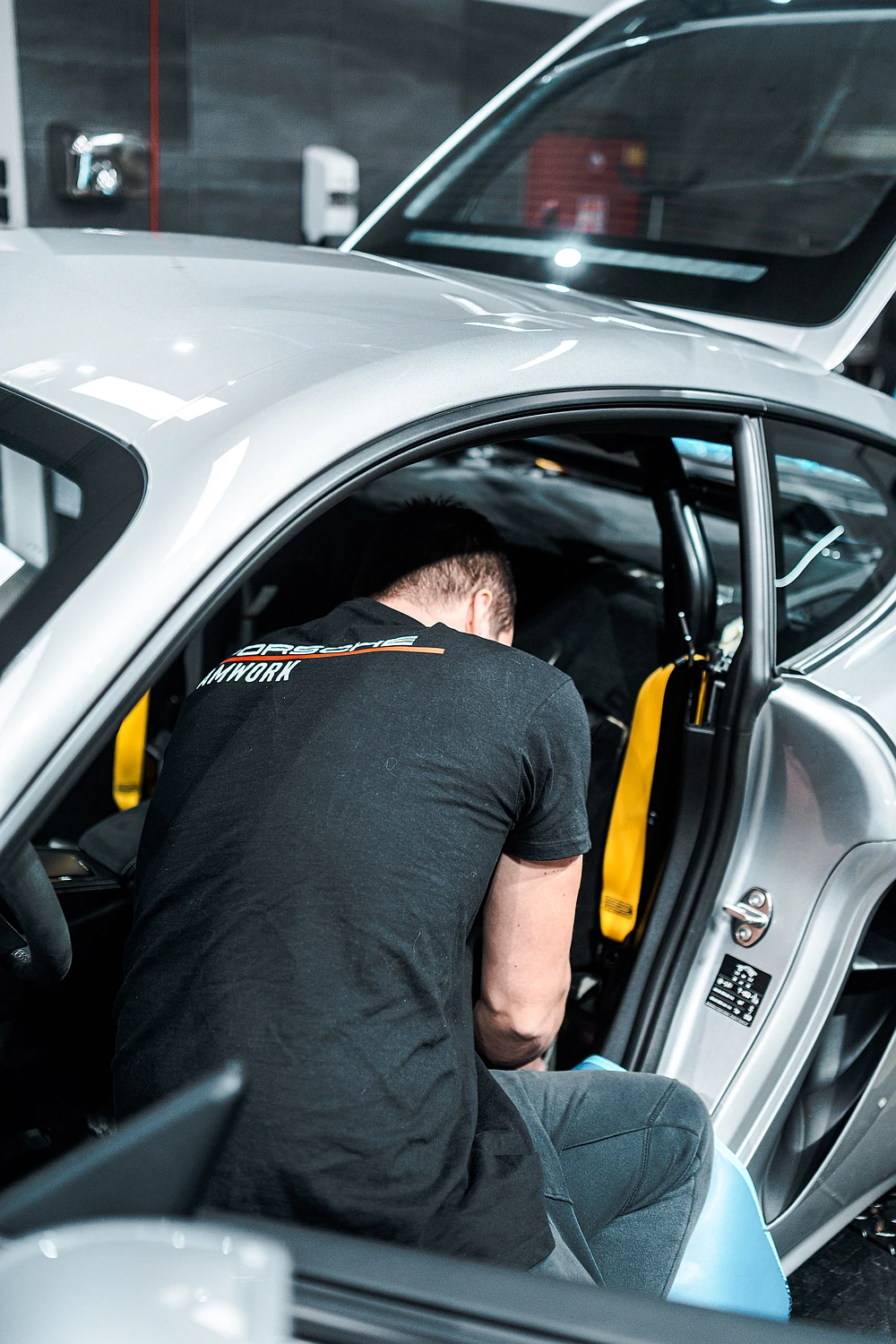 Porsche servis, tuning Gold Leaf Light Performance Parts, polep PPF fólií v IAMWORK