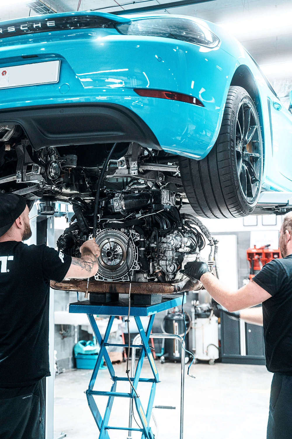 Porsche Cayman oprava těsnění motoru, servis v IAMWORK